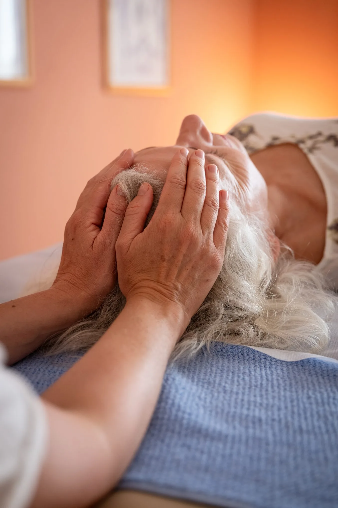Craniosacral-Behandlung — Hände von Nelli Krapp