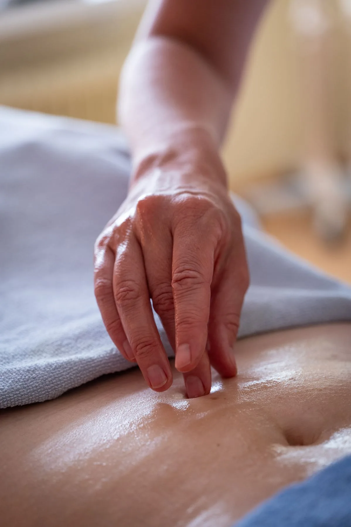 Therapeutische Frauenmassage — Hände von Nelli Krapp